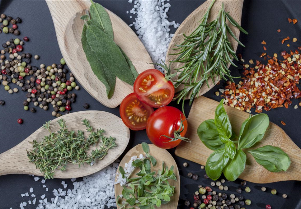 Küchenkräuter schmecken frisch von der Fensterbank am besten